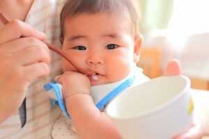 赤ちゃんのご飯の時間ってどうすればいい？生活のリズムを整えるコツ