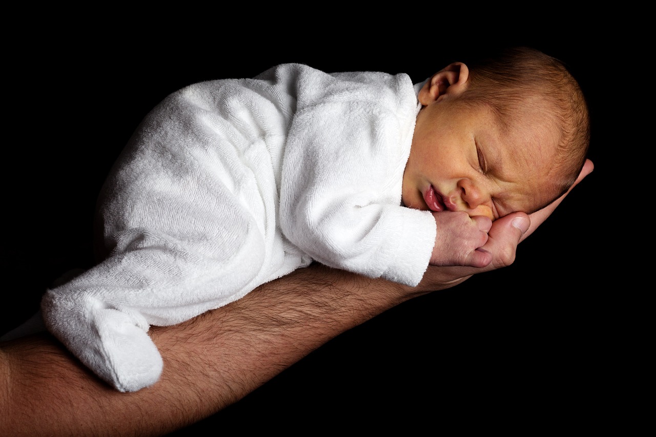 新生児ってほとんどずっと寝てるもんじゃないの？・・・新生児寝かしつけのポイントは