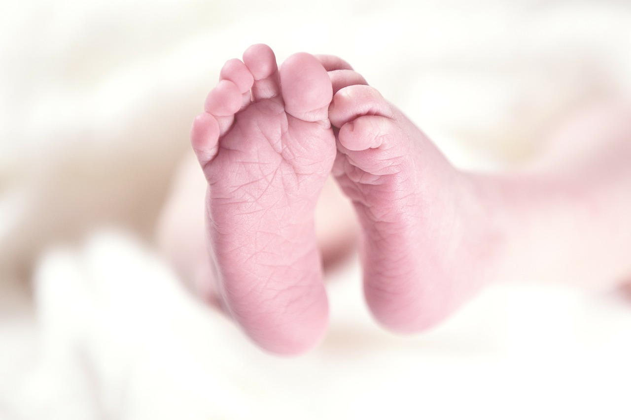 2ヶ月の赤ちゃんの手足バタバタ激しいのは病気？対処法は？